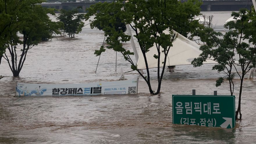 Un parque en Seúl a lo largo del río Han está sumergido después de la lluvia más fuerte en 80 años.