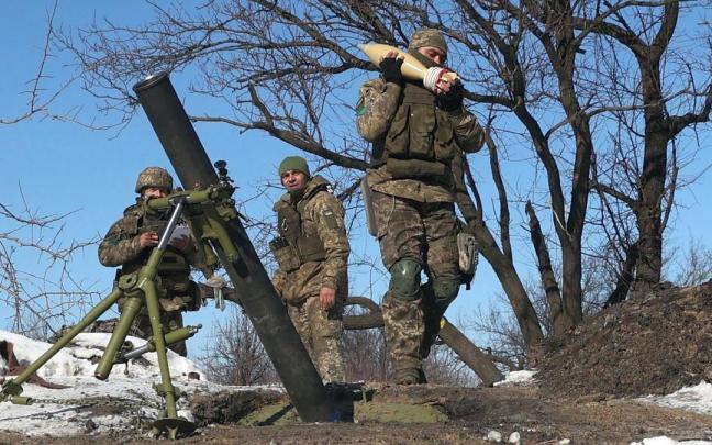Soldados ucranianos cargan con material b&eacute;lico en Bajmut.