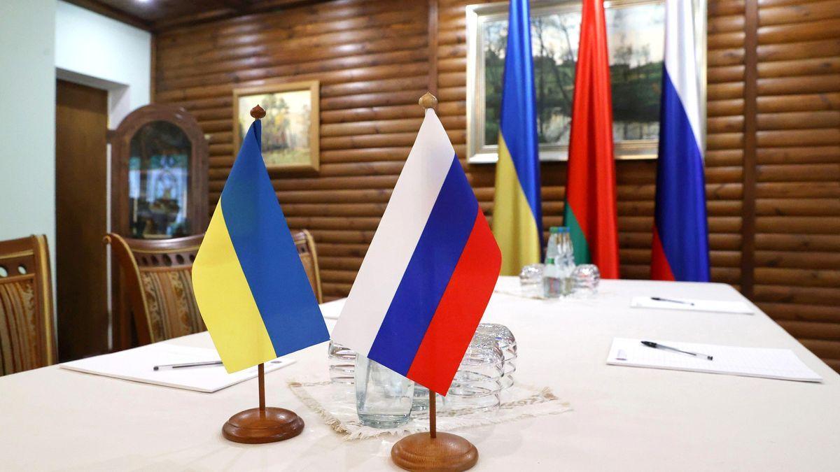 Banderas de Ucrania y Rusia en una mesa.