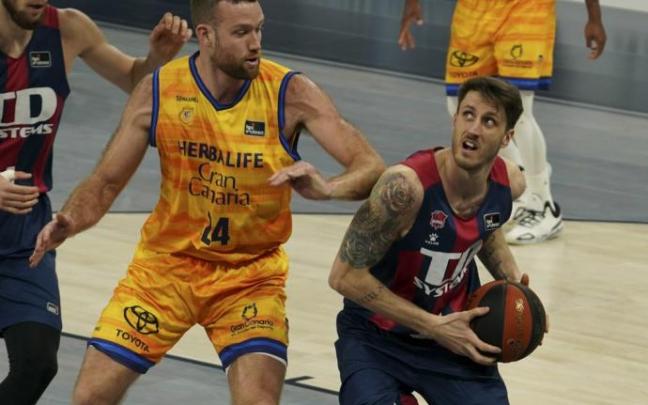 Costello estrecha su vigilancia sobre Polonara.