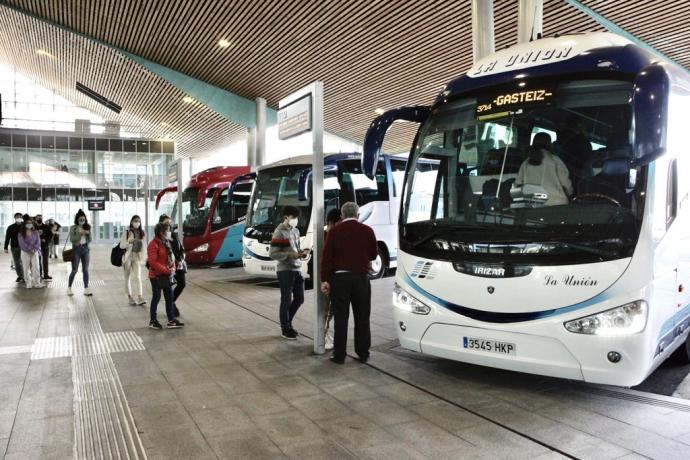 Usuarios de la estación de autobuses de Vitoria.