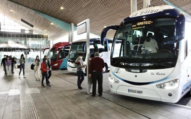 Usuarios de la estación de autobuses de Vitoria.