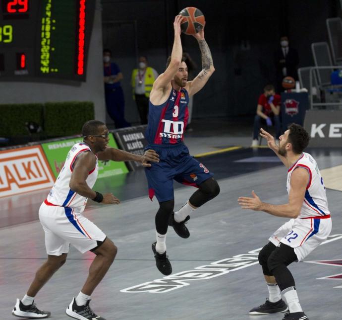 Vildoza controla el balón ante Dunston y Micic, ambos del Efes.