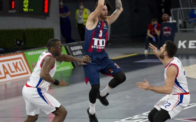Vildoza controla el balón ante Dunston y Micic, ambos del Efes.