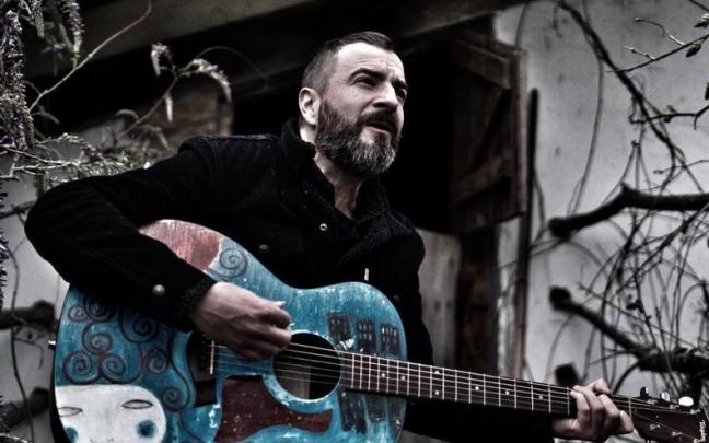 Eñaut Elorrieta vuelve al ruedo con ‘la canción Zutaz letrak idazteko’. Eñaut Elorrieta vuelve al ruedo con ‘la canción Zutaz letrak idazteko’.