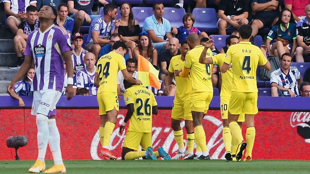 El delantero senegalés del Villarreal Nicolas Jackson (3i) celebra su gol