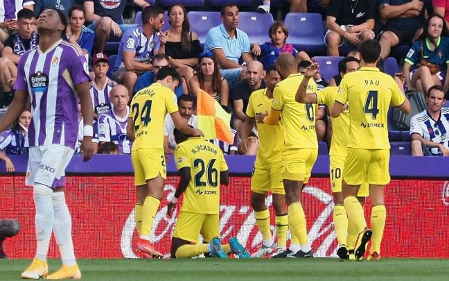 El delantero senegalés del Villarreal Nicolas Jackson (3i) celebra su gol