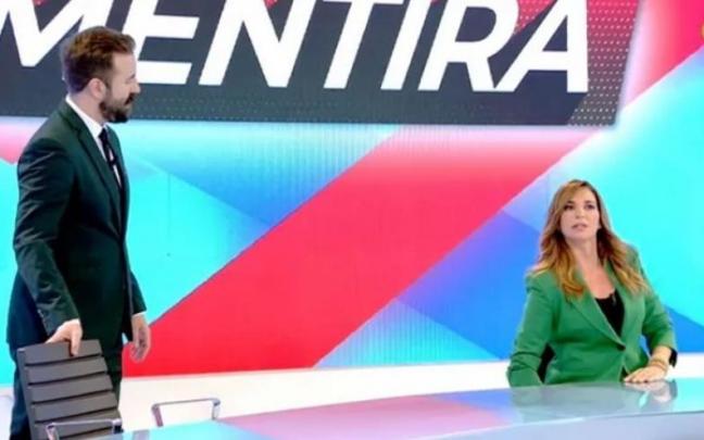 Mariló Montero, probando la silla de Risto Mejide junto a Antonio Castelo en el plató de 'Todo es mentira'. Mariló Montero, probando la silla de Risto Mejide junto a Antonio Castelo en el plató de 'Todo es mentira'.