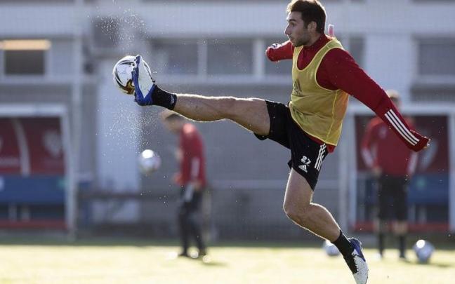 Jon Moncayola trata de controlar un balón durante un entrenamiento de Osasuna en Tajonar. Jon Moncayola trata de controlar un balón durante un entrenamiento de Osasuna en Tajonar.