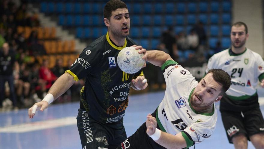 Aitor García, escorado, trata de lanzar en el partido ante el Cangas.