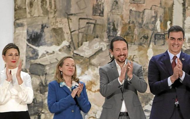 Yolanda D&iacute;az, Nadia Calvi&ntilde;o, Pablo Iglesias y Pedro S&aacute;nchez, en un acto con la patronal y sindicatos en enero de 2020. | FOTO: E. P.