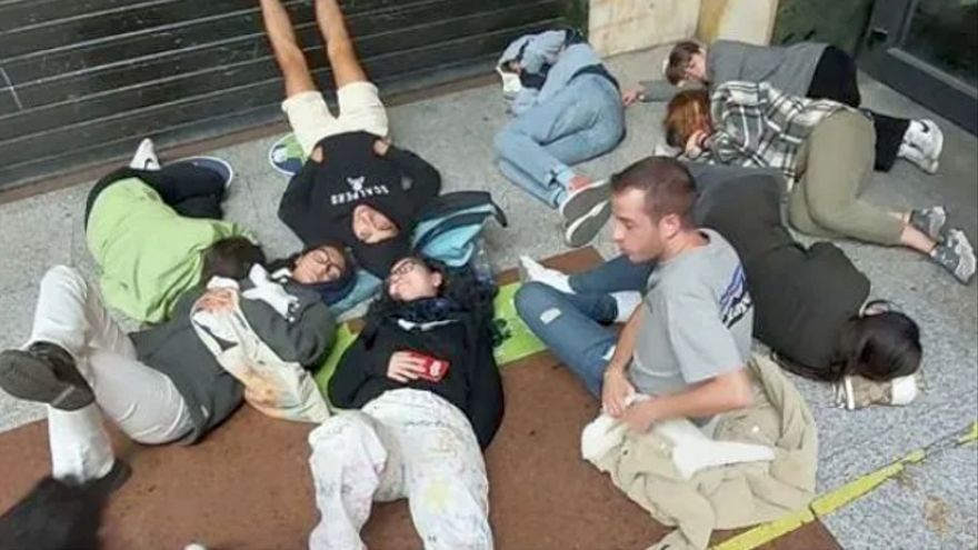 Estudiantes Erasmus de Ferrara, durmiendo en una estación de tren.