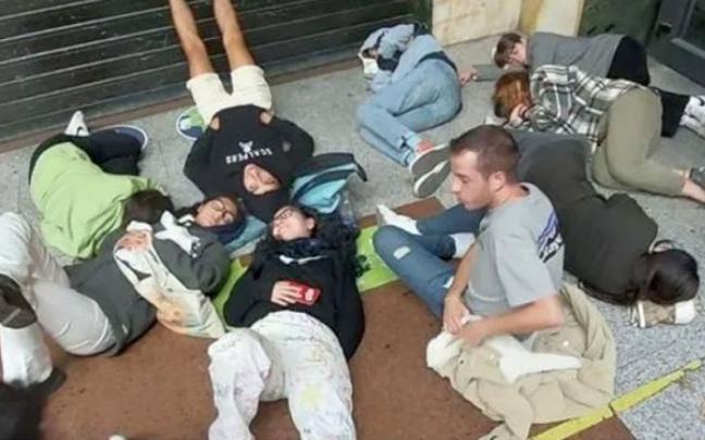 Estudiantes Erasmus de Ferrara, durmiendo en una estación de tren.