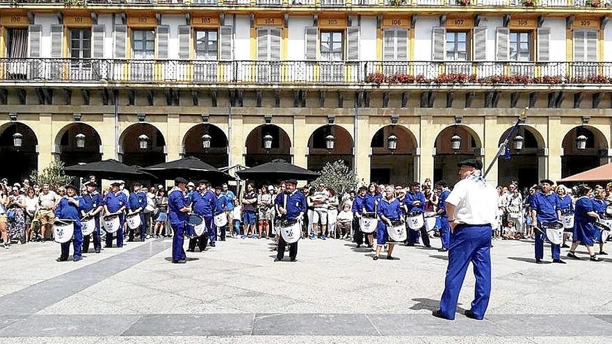 La sociedad Amaikak Bat, en la Plaza de la Constitución junto con txistularis en 2019. | FOTO: N.G.