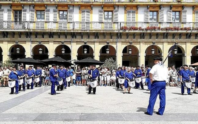La sociedad Amaikak Bat, en la Plaza de la Constitución junto con txistularis en 2019. | FOTO: N.G.
