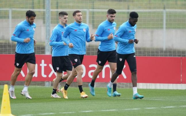 Raúl García, Oihan Sancet, Óscar de Marcos, Unai Nuñez, quien podría ser hoy titular, e Iñaki Williams, durante la sesión del martes en Lezama.