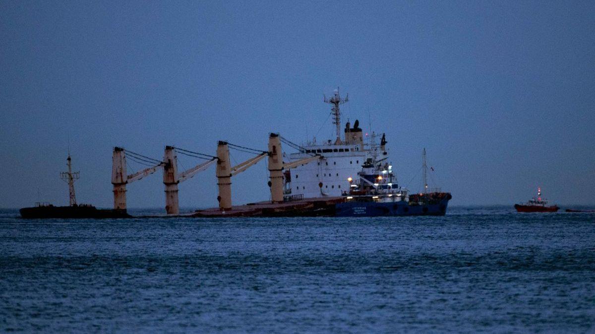 El buque accidentado frente a la costa de Gibraltar.