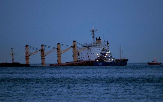 El buque accidentado frente a la costa de Gibraltar.