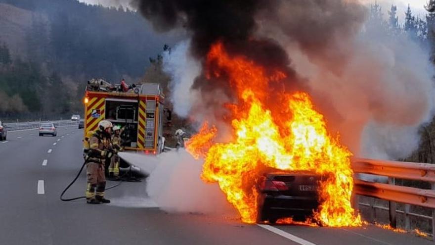 Bomberos de Álava sofocando el incendio en el coche en la AP-68