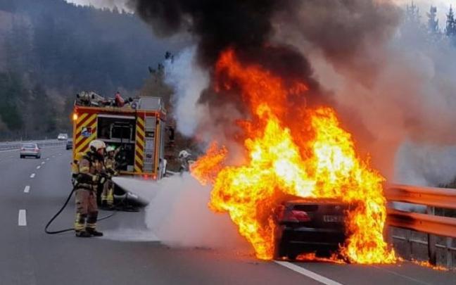 Bomberos de Álava sofocando el incendio en el coche en la AP-68 Bomberos de Álava sofocando el incendio en el coche en la AP-68