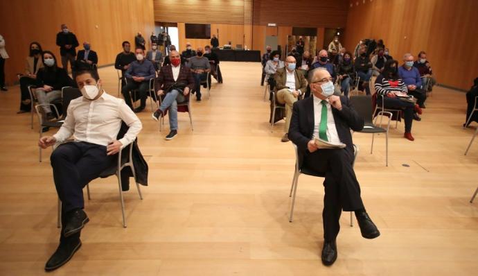 Juan Carlos Castillo, presidente de la FNMC y Enrique Maya, alcalde de Pamplona, en un encuentro con representantes municipales