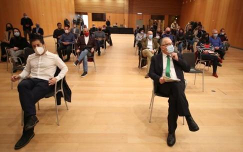 Juan Carlos Castillo, presidente de la FNMC y Enrique Maya, alcalde de Pamplona, en un encuentro con representantes municipales