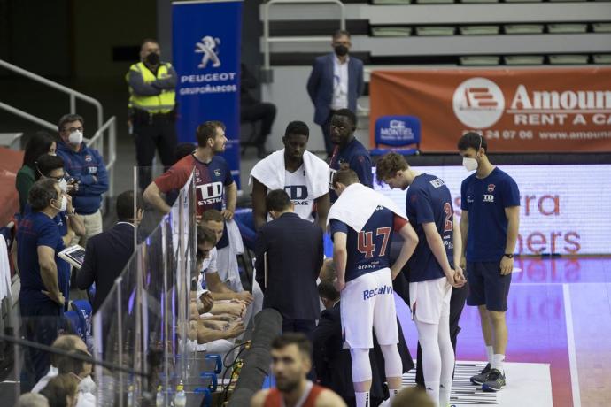 La plantilla azulgrana escucha las indicaciones de Ivanovic en un tiempo muerto.