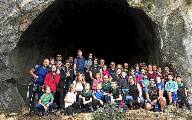 Usategi koban izan ziren igandean. | ARGAZKIA: AIZKORRI MENDIZALE ELKARTEA