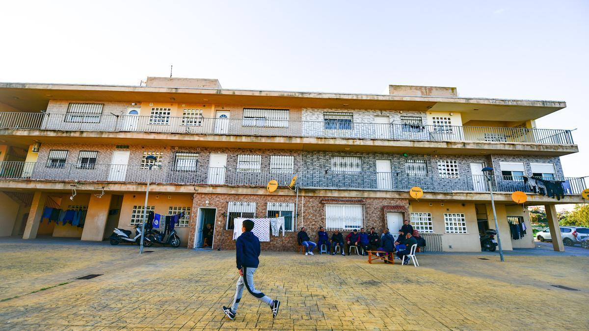 Familiares y amigos se reúnen en la casa del menor de ocho años que apareció muerto, en la barriada Loma Colmenar, en Ceuta.