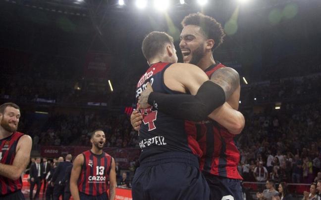 Howard, el h&eacute;roe de la noche, celebra con Hommes el sufrido triunfo cosechado contra el Partizan