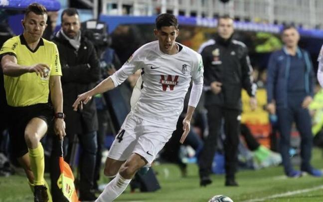 Diego Martínez sigue un ataque de Carlos Fernández durante un Eibar-Granada en Ipurua, durante la temporada 2019-20.