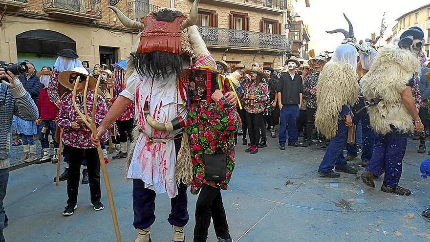 Una pareja, disfrazada con ropas tradicionales, espera al pregón.