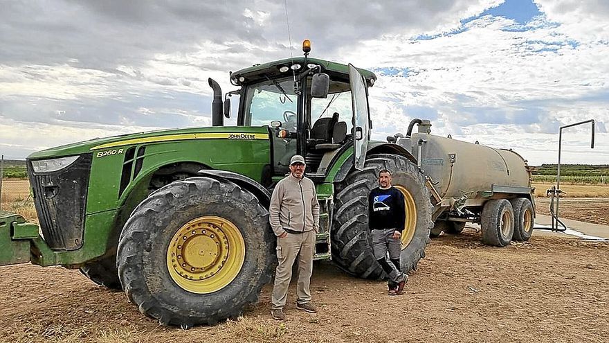 Tractor y cisterna para el mantenimiento de agua a las balsas.
