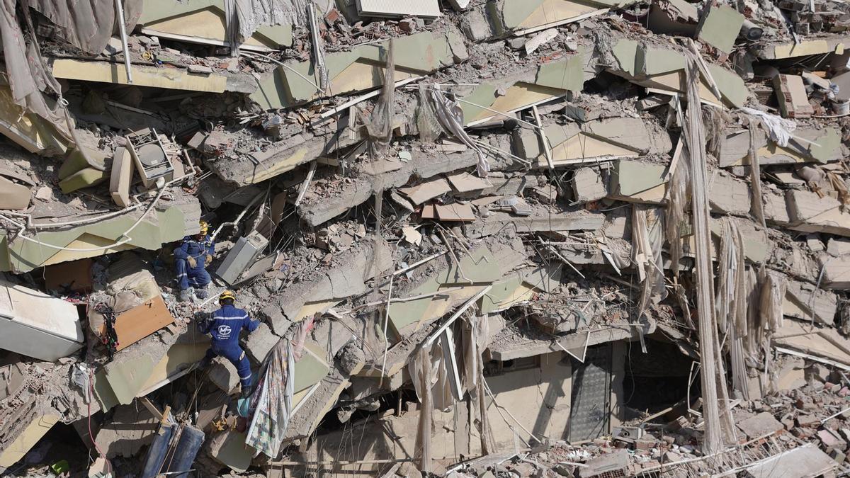 Operaciones de rescate en un edificio derrumbado por el terremoto en Kahramanmaras, Turquía