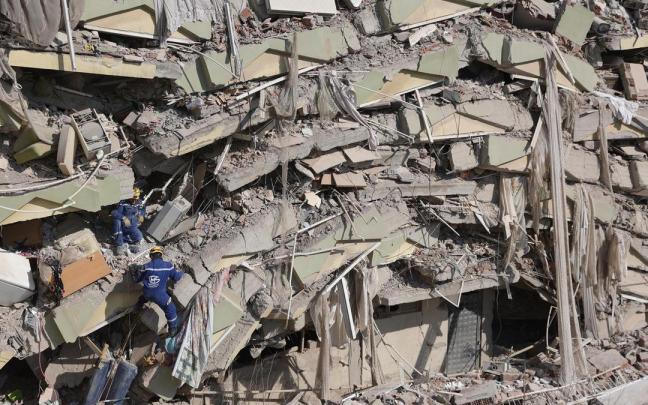 Operaciones de rescate en un edificio derrumbado por el terremoto en Kahramanmaras, Turquía Operaciones de rescate en un edificio derrumbado por el terremoto en Kahramanmaras, Turquía
