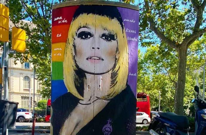 Mural en homenaje a Raffaella Carrá en Barcelona