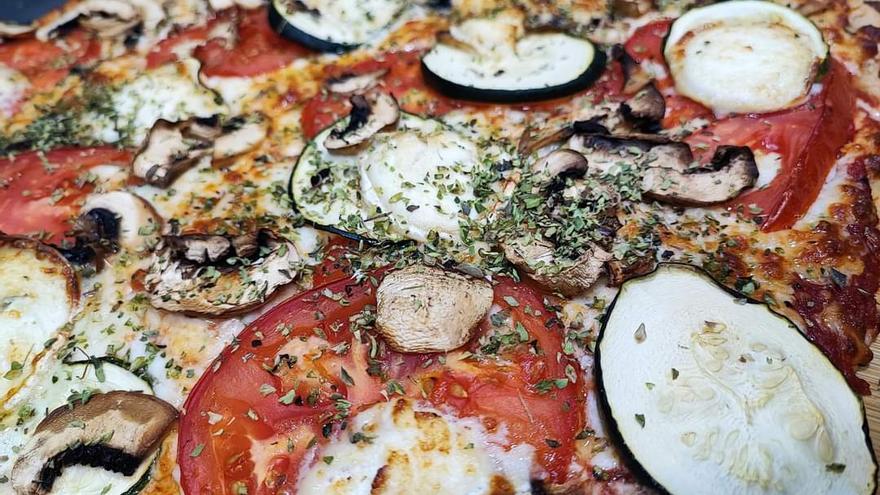 Pizzas con masa casera que elabora Sheila en Salburua, en el restaurante Ézaro de la calle Viena