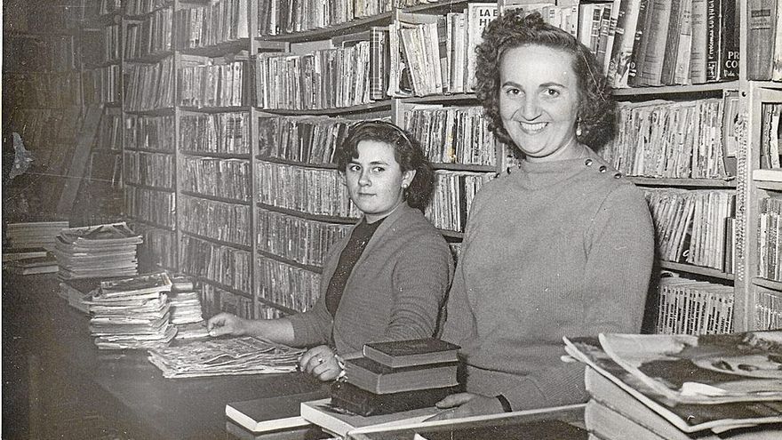 Ceferina Fontellas, en la Librería Abarzuza de la calle Nueva 1955-56.