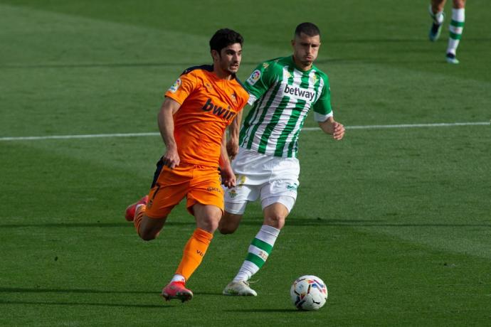 Guido, con el valencianista Guedes.