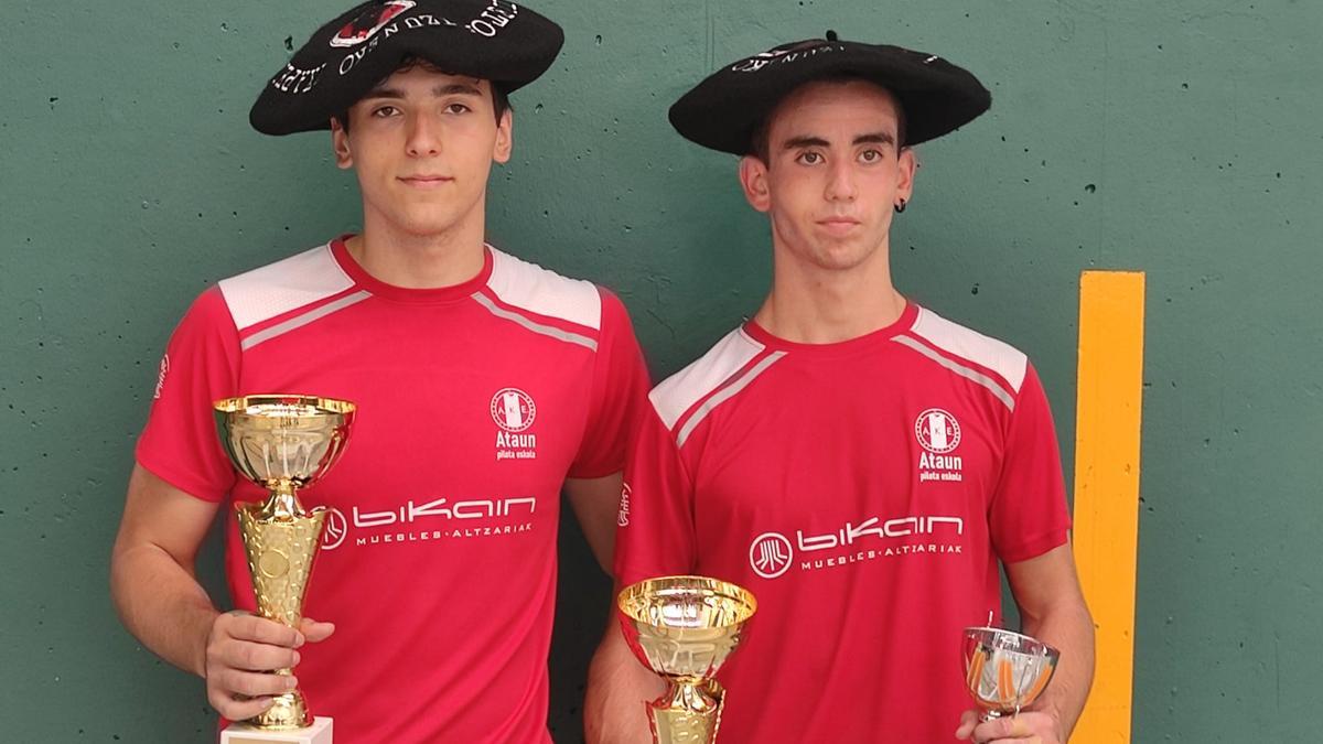 Eskuza, el primero por la izquierda, tras proclamarse campeón de Bizkaia