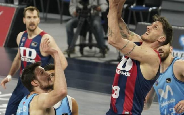Polonara trata de anotar a aro pasado ante el Estudiantes.