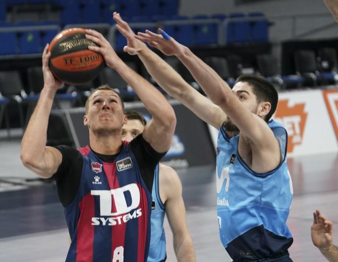 Tadas controla el balón en el poste bajo ante el Estudiantes.