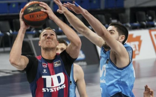 Tadas controla el balón en el poste bajo ante el Estudiantes.