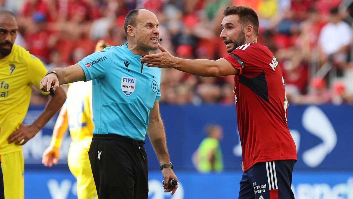 Mateu Lahoz discute con Moncayola.