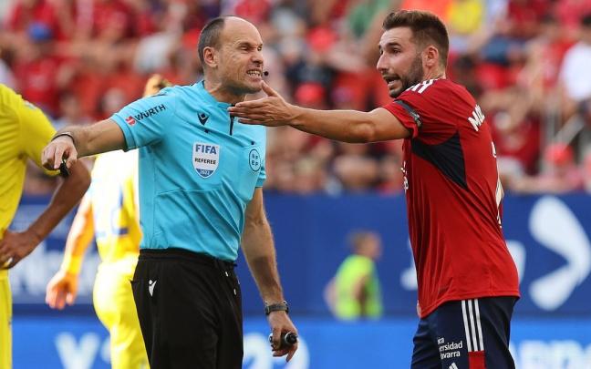 Mateu Lahoz discute con Moncayola.