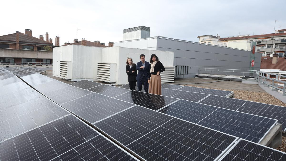 Izaskun Goñi, Mikel Irujo y Uxue Itoiz, junto a paneles solares en la sede del Centro de Gestión de Emergencias-SOS Navarra.