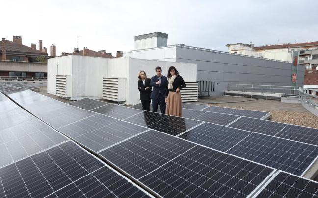 Izaskun Goñi, Mikel Irujo y Uxue Itoiz, junto a paneles solares en la sede del Centro de Gestión de Emergencias-SOS Navarra.