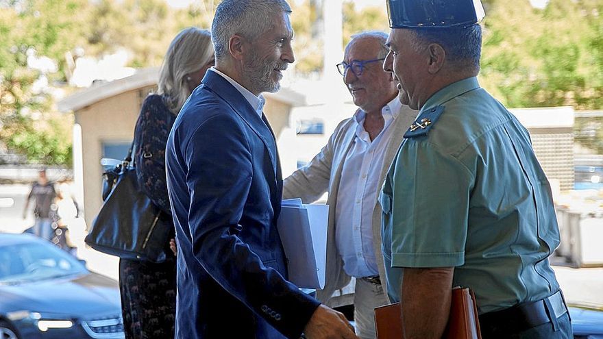 Fernando Grande-Marlaska, ministro del Interior, saludando ayer al general jefe de la ATGC, José Ignacio Criado. | FOTO: EUROPA PRESS