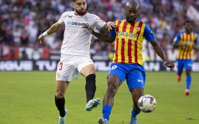 Dimitri Foulquier y Alex Telles pelean por un balón. Dimitri Foulquier y Alex Telles pelean por un balón.