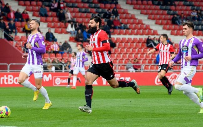 Asier Villalibre, durante el &uacute;ltimo choque entre el Athletic y el Valladolid en San Mam&eacute;s.